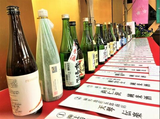 過去の鬼怒川温泉地酒まつり「鬼喜酒」で提供された県内の日本酒（提供写真）