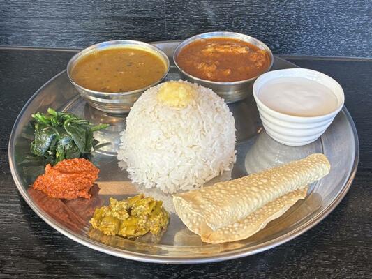 ネパールの「家庭の味」が楽しめるチキンカナセット