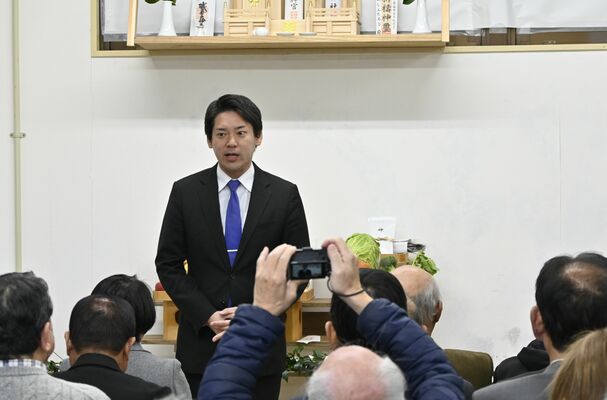 事務所開きであいさつする渡辺氏=24日午前、大田原市美原1丁目