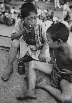 林忠彦の「煙草をくゆらす戦災孤児」（１９４６年、企画協力クレヴィス）