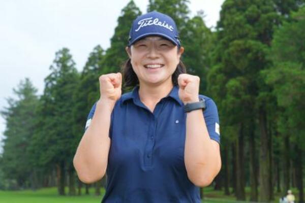 国内女子ゴルフのニチレイ・レディース、プレーオフを制して優勝し、笑顔のイ・ミニョン=21日・千葉県袖ケ浦CC新袖(ゲッティ=共同)