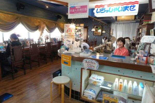銭湯「十條湯」のカウンターと喫茶スペース「喫茶深海」=東京都北区