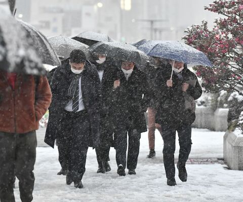 足元に注意しながらＪＲ宇都宮駅に向かう通行人＝５日午後４時55分、宇都宮市川向町