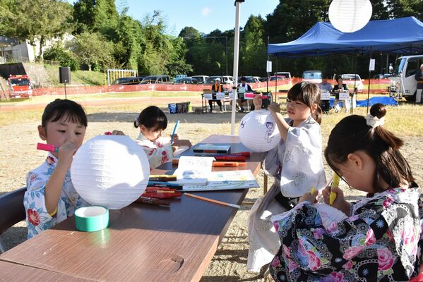 会場に飾るちょうちんをデザインする子どもたち