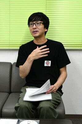祖母中野泰子さんに関する資料などを手に式典参列への思いを語る中島さん＝８日午後、さくら市卯の里４丁目