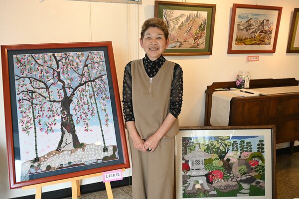 作品を前に笑顔を見せる上野さん