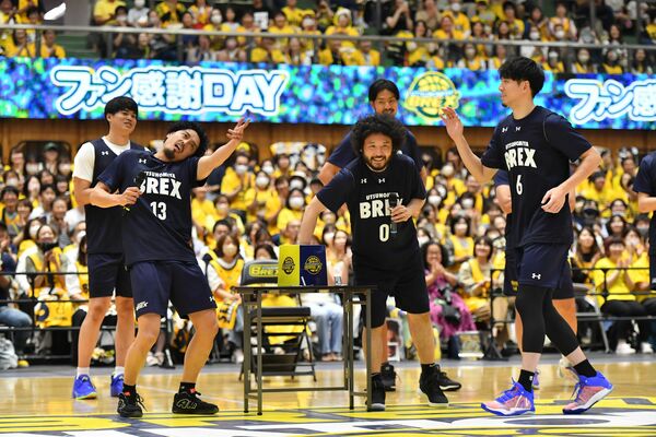 会場を盛り上げるブレックスの渡辺（手前左）ら＝ブレックスアリーナ宇都宮