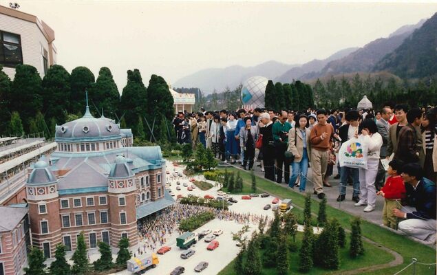 オープン初日、多くの観光客でにぎわった園内＝１９９３年４月２４日（東武ワールドスクウェア提供）