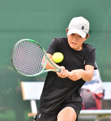 テニス女子シングルス決勝　原（氏家）が鋭いバックハンドを放つ＝屋板運動場テニスコート、湯田大士撮影