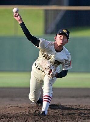 ８回３／０を４失点と粘投した作新の市川