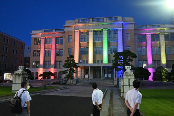 レインボーカラーにライトアップされた県庁昭和館＝１日夜、宇都宮市塙田１丁目