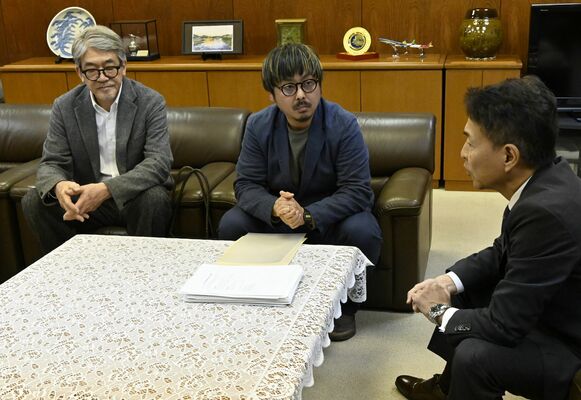 意見交換を行う早川市長と梁川さん（中央）ら有志