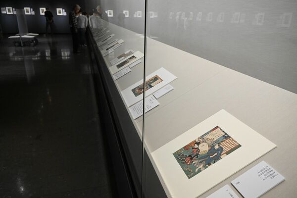 源氏物語に関連した江戸時代の浮世絵が並ぶ企画展会場