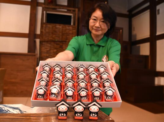 一体一体表情が異なるとち介おみくじ。10月から販売する