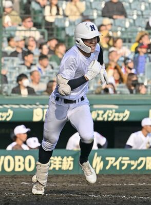 8回、佐野日大の杉田が左前打を放つ=甲子園、広瀬華撮影