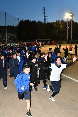 午前６時半の合図とともに一斉にスタートする生徒たち