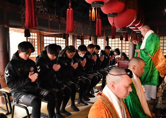 今季の必勝を祈願する宇都宮ブリッツェンの選手たち＝宇都宮市