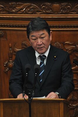 衆院本会議で代表質問に立つ茂木氏＝25日午後、国会内