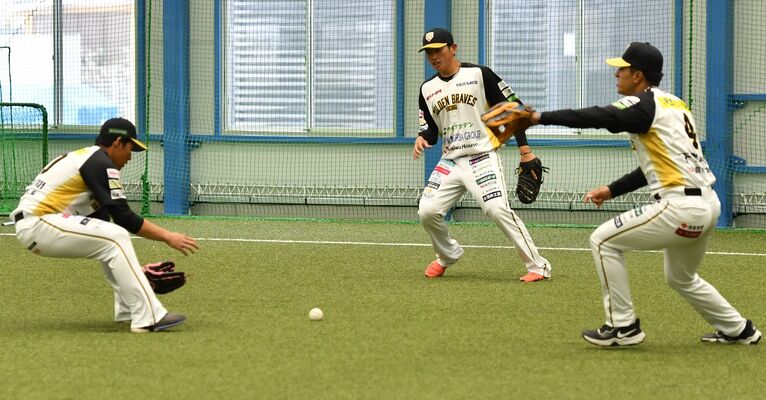 投内連係に汗を流す栃木ＧＢの中村（左）ら＝栃木市のエイジェックスポーツ科学総合センター