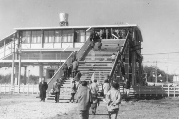 1963年１月１日の野木駅東口。この日、野木駅の開通と町制施行の祝賀会が盛大に行われた（野木町提供）
