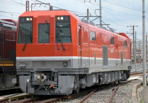 保線作業用に開発されたJR西日本の新型車両=16日、大阪府東大阪市