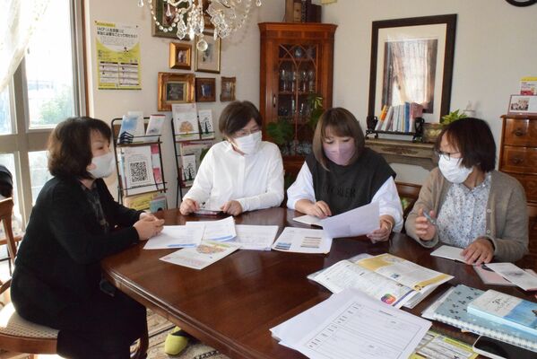 来年２月の創刊に向けアイデアを出し合う「Ｂａｔｏｎ」編集メンバー＝11月、宇都宮市内
