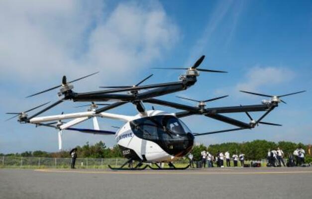 　高速でのデモ飛行を公開したスカイドライブの空飛ぶクルマ＝１３日午前、山口市