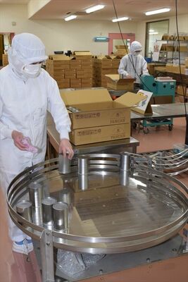 フル生産に入っている缶詰パンの生産ライン＝４日午後、那須塩原市