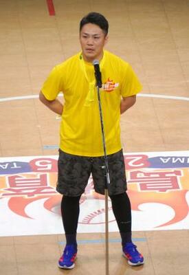 　ファン交流イベントに参加し、あいさつする楽天・則本＝２１日、仙台市