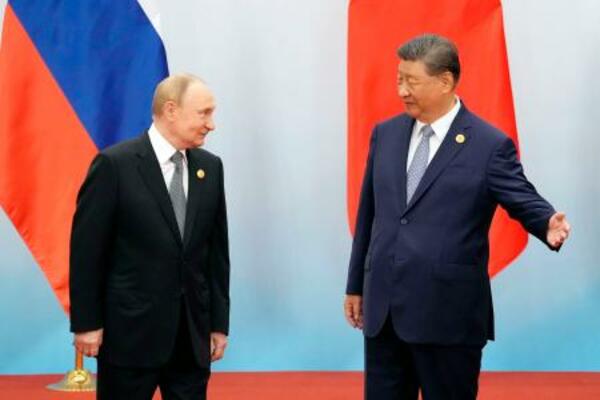　上海協力機構首脳会議で、記念撮影を終えた中国の習近平国家主席（右）とロシアのプーチン大統領＝１日、中国天津市（共同）