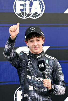 予選を終え歓声に応えるメルセデスのキミ・アントネッリ。ポールポジションを獲得した=鈴鹿サーキット