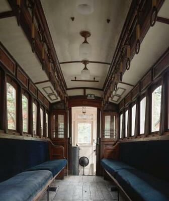 　修繕が完了した路面電車「京都電気鉄道電車」の車両内部＝６日午後、京都市左京区