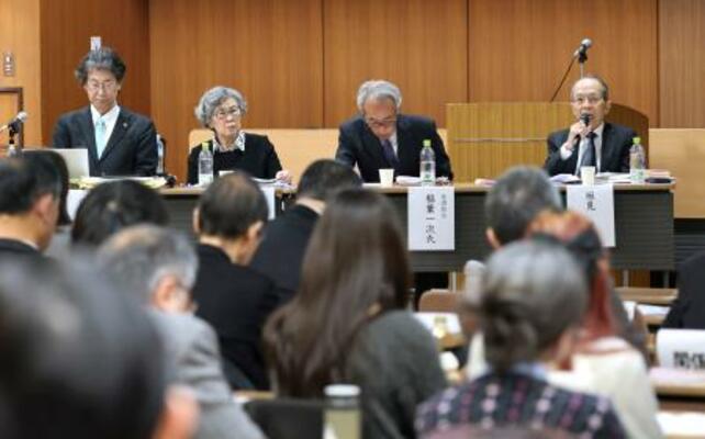 地下鉄サリン事件から31年となり、開かれた集会。左から2人目は遺族の高橋シズヱさん、右端は元警察庁刑事局長の垣見隆氏=20日午後、東京都千代田区