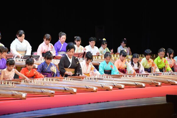 練習の成果を披露する出演者ら