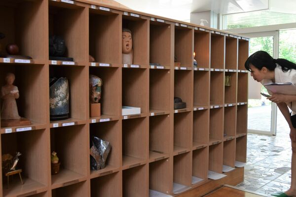 多彩な作品が並ぶ「第９回ゲタ箱展」