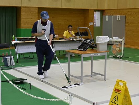 「ビルクリーニング」の競技に挑む出場者＝５日午前、宇都宮市若草１丁目