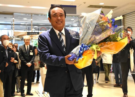 花束を手に初登庁する琴寄市長