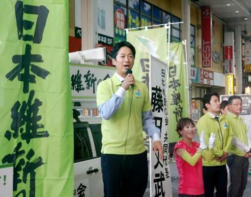 　熊本市で街頭演説する日本維新の会の藤田共同代表＝５日午後