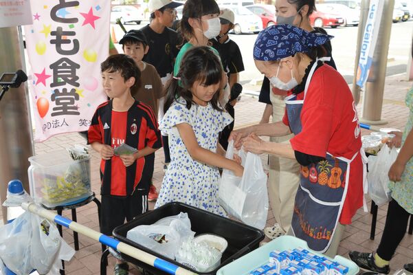 学校帰りに弁当を受け取りに訪れる小中学生ら