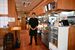 常連客らでにぎわう店内と福田さん