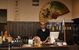 本場中国の雰囲気が漂う店内と鈴木さん
