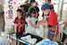 学校帰りに弁当を受け取りに訪れる小中学生ら