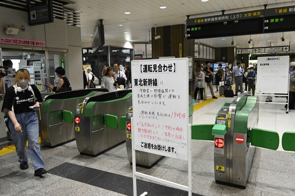 引き返した新幹線の乗客らが切符の払い戻しを求める改札横の行列＝17日午後３時15分、ＪＲ宇都宮駅