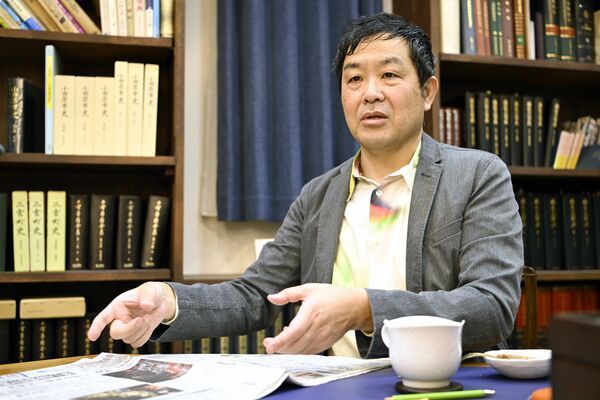 創作に新聞を活用するという門井さん＝2025年12月、大阪府内、森田大地撮影