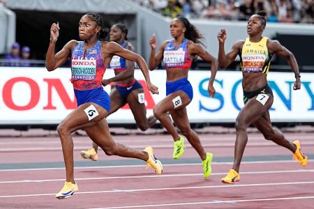 女子200メートル決勝 力走するメリッサ・ジェファーソンウッデン(左端)=国立競技場
