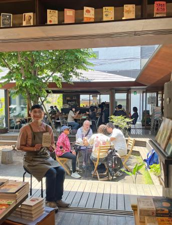 書店とベーカリーカフェが並ぶ「ひぐらしガーデン」=東京都荒川区