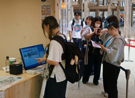 　大阪・関西万博会場で、パビリオン入館の予約端末を操作する来場者＝２９日午前、大阪市此花区の夢洲
