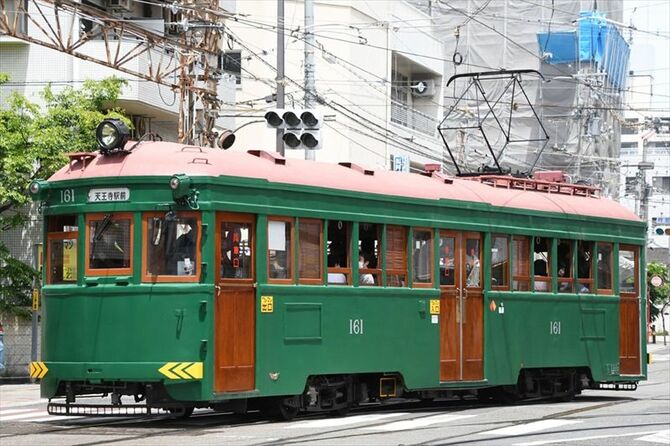 新型だけではなく現存する古い車両も紹介する