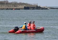 海に転落1人重体、3人不明