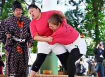 母の日恒例、女相撲で熱戦